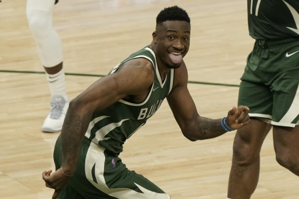Trở lại Bucks! Antetokounmpo: 
