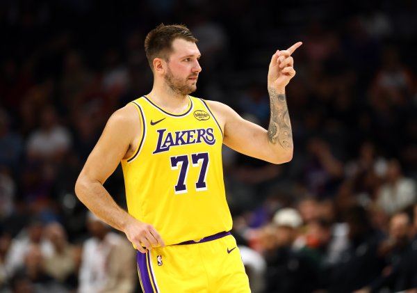 Ayton: Doncic là một tài năng 